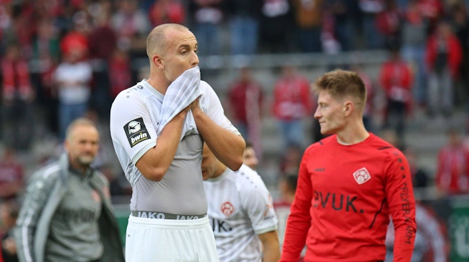 Tobias Kraulich von den Würzburger Kickers wischt sich mit seinem Trikot den Mund ab.
