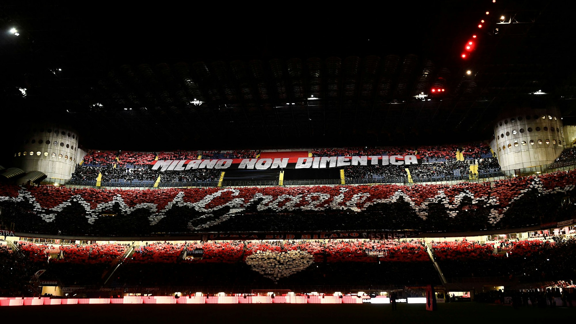 Die Südkurve der AC Mailand zeigt die Choreo gegen Inter.