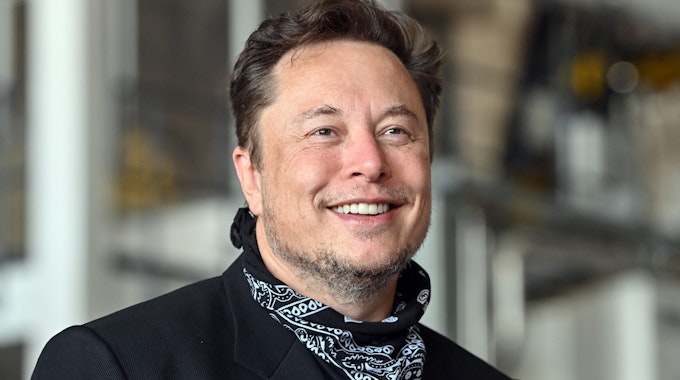 Elon Musk, Tesla-Chef, steht bei einem Pressetermin in der Gießerei der Tesla Gigafactory.&nbsp;