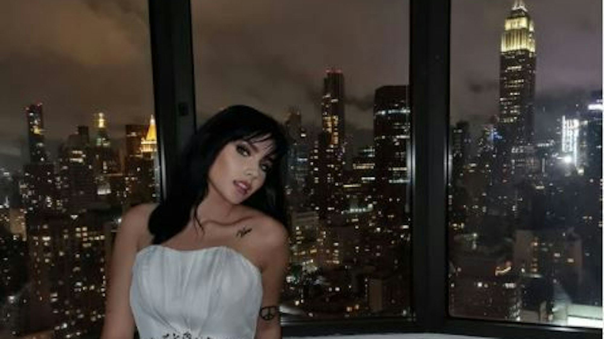 Nathalie Volk posiert auf einem Foto vom 17. Oktober 2021 in New York. Im Hintergrund: Das Empire State Building 
Foto: Instagram/mirandadigrande