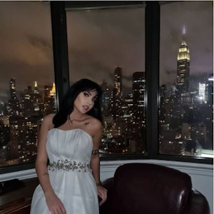 Nathalie Volk posiert auf einem Foto vom 17. Oktober 2021 in New York. Im Hintergrund: Das Empire State Building Foto: Instagram/mirandadigrande