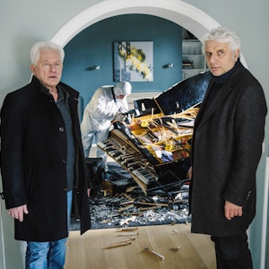 Ivo Batic (Miroslav Nemec, l) und Franz Leitmayr (Udo Wachtveitl) fragen sich, wer den Flügel zerstört haben könnte in einer Szene aus „Tatort: Dreams“. Der Krimi wird am 07.11.2021 um 20:15 Uhr im Ersten ausgestrahlt.