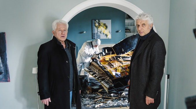 Ivo Batic (Miroslav Nemec, l) und Franz Leitmayr (Udo Wachtveitl) fragen sich, wer den Flügel zerstört haben könnte in einer Szene aus „Tatort: Dreams“. Der Krimi wird am 07.11.2021 um 20:15 Uhr im Ersten ausgestrahlt.