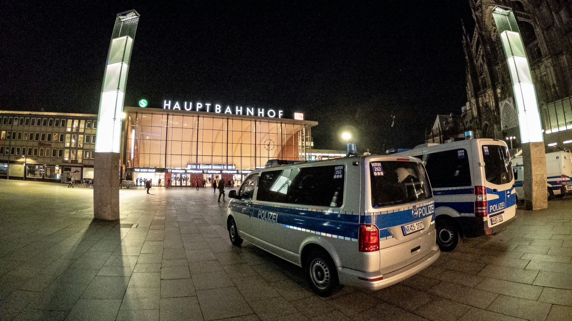 Polizeiautos stehen vor dem Kölner Hauptbahnhof.
