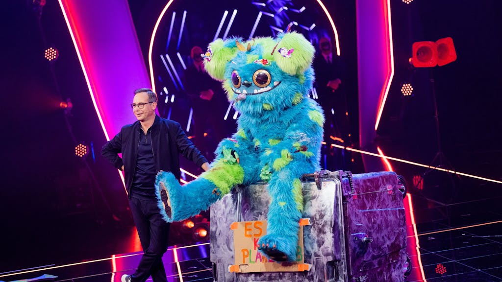 Mit „The Masked Singer“ (hier Moderator Matthias Opdenhövel neben der Figur „Mülli Müller“ in der Show am 6. November 2021) hat ProSieben einen Hit gelandet. Viele Zuschauer ärgern sich aber über die Werbung.