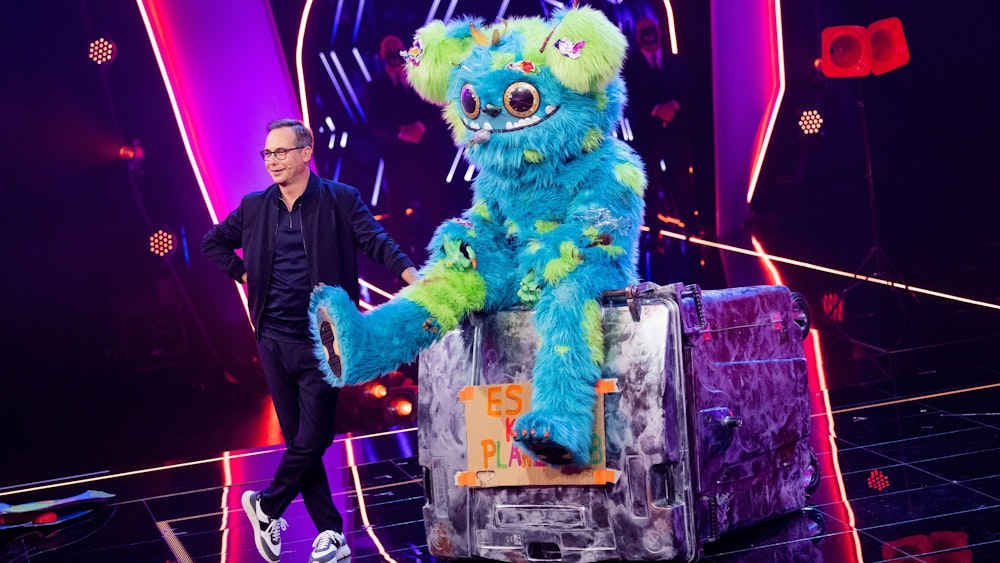 Mit „The Masked Singer“ (hier Moderator Matthias Opdenhövel neben der Figur „Mülli Müller“ in der Show am 6. November 2021) hat ProSieben einen Hit gelandet. Viele Zuschauer ärgern sich aber über die Werbung.