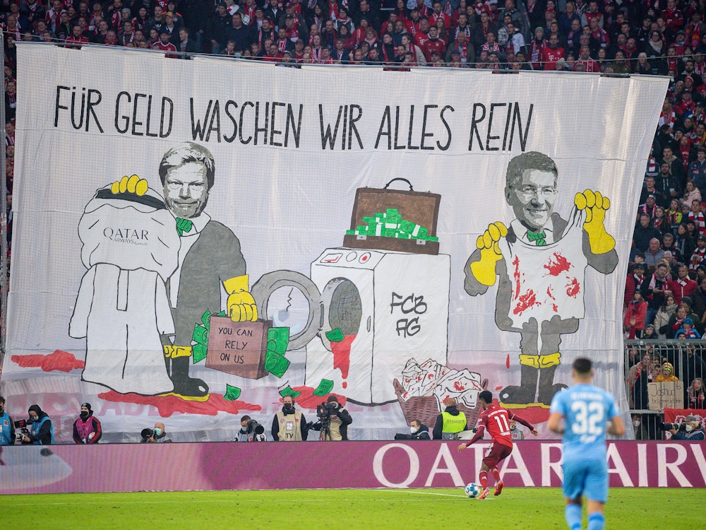 Mit einem Transparent „Für Geld waschen wir alles rein“ protestieren Fans von Bayern München gegen die Geschäftsbeziehungen des Rekordmeisters mit Katar.