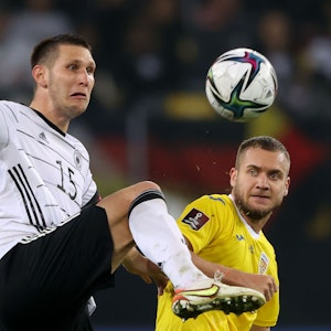 Nationalspieler Niklas Süle (l.), hier im Länderspiel am 8. Oktober gegen Rumänien, wurde positiv auf Corona getestet.