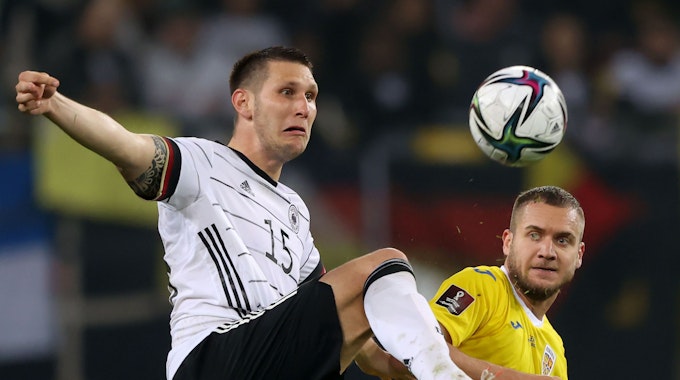 Nationalspieler Niklas Süle (l.), hier im Länderspiel am 8. Oktober gegen Rumänien, wurde positiv auf Corona getestet.