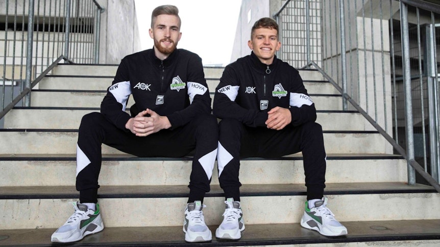 Yannick Reiners (l.) und Eleftherios Ilias sitzen auf einer Treppe im Borussia-Park.