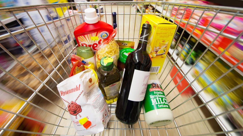 Die Lieferkrise greift nun einem Bericht zufolge immer mehr auf die Lebensmittelbranche über, viele Markenprodukte könnten vereinzelt schwerer erhältlich sein. Unser Symbolbild zeigt einen Einkauf im Jahr 2017.