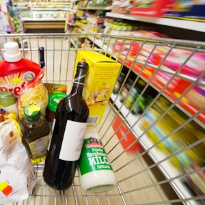 Die Lieferkrise greift nun einem Bericht zufolge immer mehr auf die Lebensmittelbranche über, viele Markenprodukte könnten vereinzelt schwerer erhältlich sein. Unser Symbolbild zeigt einen Einkauf im Jahr 2017.