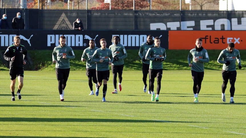 Ein Teil der Mannschaft von Borussia Mönchengladbach läuft sich im Training am 9. November 2021 ein.