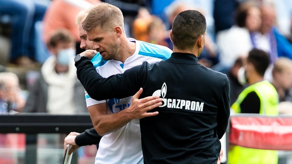 Schalkes Trainer Dimitrios Grammozis (r) und Schalkes Simon Terodde umarmen sich.