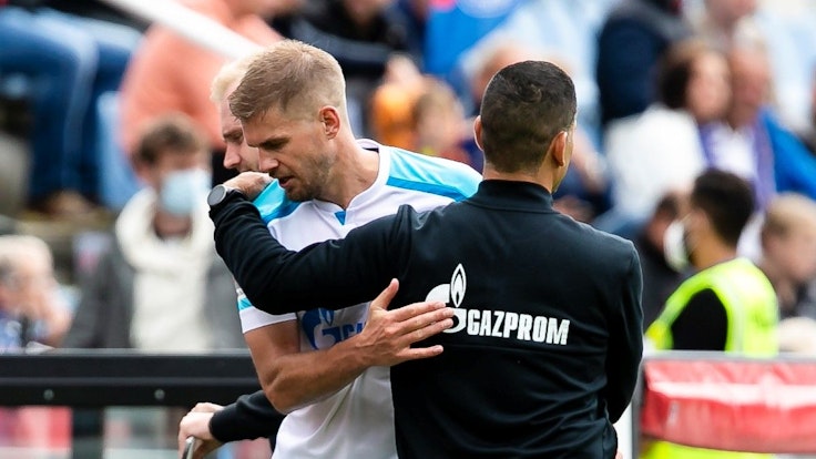 Schalkes Trainer Dimitrios Grammozis (r) und Schalkes Simon Terodde umarmen sich.