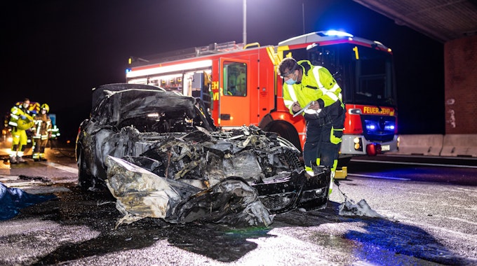 Ein Unfallforscher begutachtet die Einsatzstelle nach dem tödlichen Unfall auf der A2 bei Hannover.