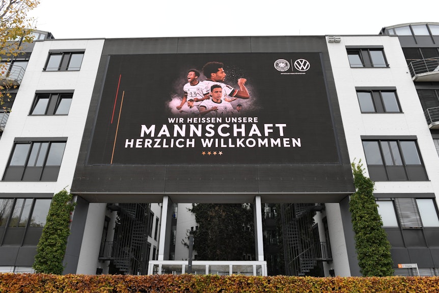 Ein Videoscreen am Hauptgebäude der Autostadt heißt die Fußball-Nationalmannschaft willkommen.