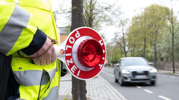 Raser und Falschparker werden härter bestraft: Der neue Bußgeldkatalog ist mit gepfefferten Preisen gespickt. Unser Symbolfoto zeigt eine Polizeikontrolle Dresden in im Jahr 2021.