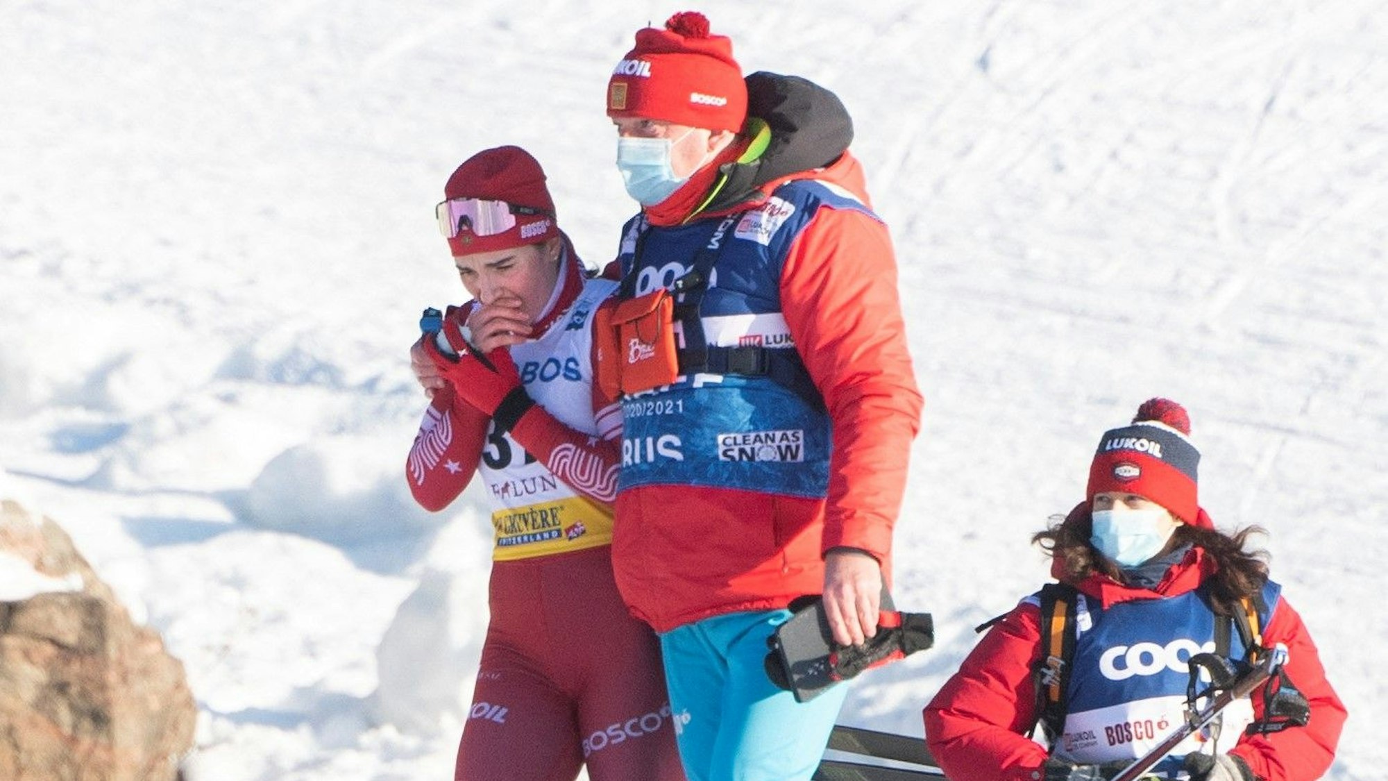Natalya Nepryaeva geht neben Skilanglauf-Trainer Yuri Borodavko.