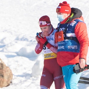 Natalya Nepryaeva geht neben Skilanglauf-Trainer Yuri Borodavko.