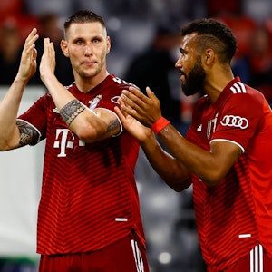 Die Bayern-Profis Niklas Süle und Eric Maxim Choupo-Moting bedanken sich bei den Fans.