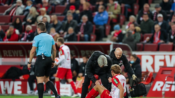 Timo Hübers wird beim Bundesliga-Spiel 1. FC Köln gegen Union Berlin behandelt.