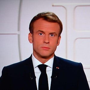 Emmanuel Macron appellierte am 09.11.2021 in einer Fernsehansprache an Frankreichs Bevölkerung: „Lassen Sie sich impfen“. Die Pandemie sei noch nicht zu Ende. Es gebe einen alarmierenden Anstieg der Infektionszahlen.