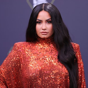 Die amerikanische Sängerin Demi Lovato in einem roten Glitzer-Kleid auf einem Foto vom 16. November 2020 bei den 46. „E! People's Choice Awards“ im Barker Hangar.