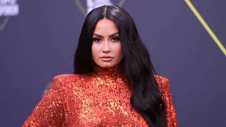 Die amerikanische Sängerin Demi Lovato in einem roten Glitzer-Kleid auf einem Foto vom 16. November 2020 bei den 46. „E! People's Choice Awards“ im Barker Hangar.
