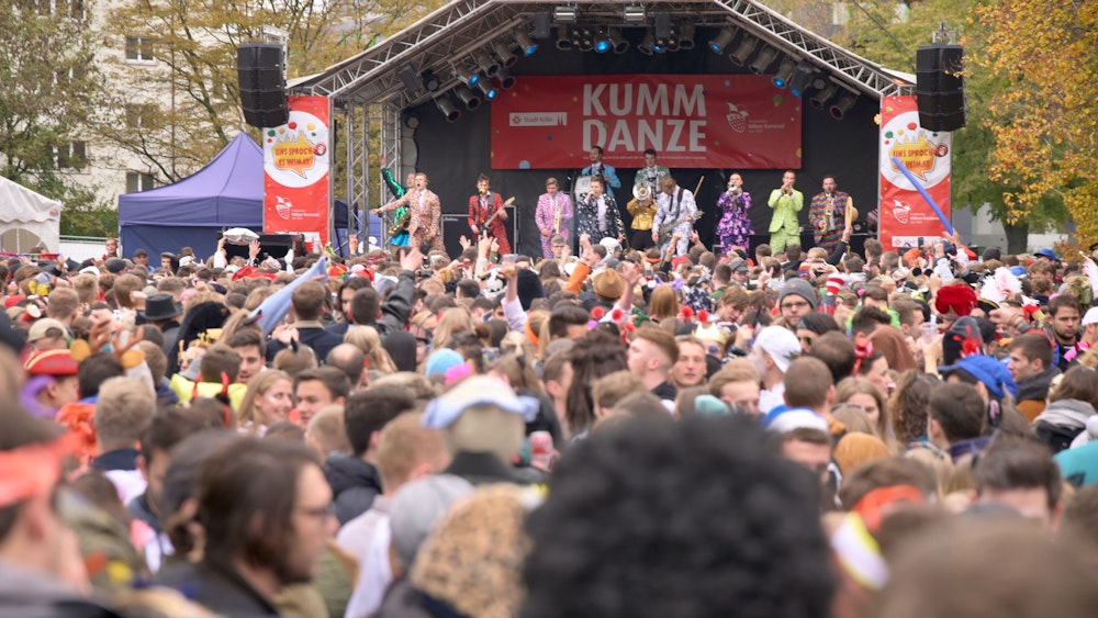 Köln: Elfter Elfter Elfter im Elften Karneval Straßenkarneval/ Uni Mensa Aufgenommen am: 11.11.2019