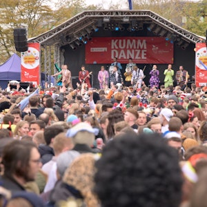 Köln: Elfter Elfter Elfter im Elften Karneval Straßenkarneval/ Uni Mensa Aufgenommen am: 11.11.2019