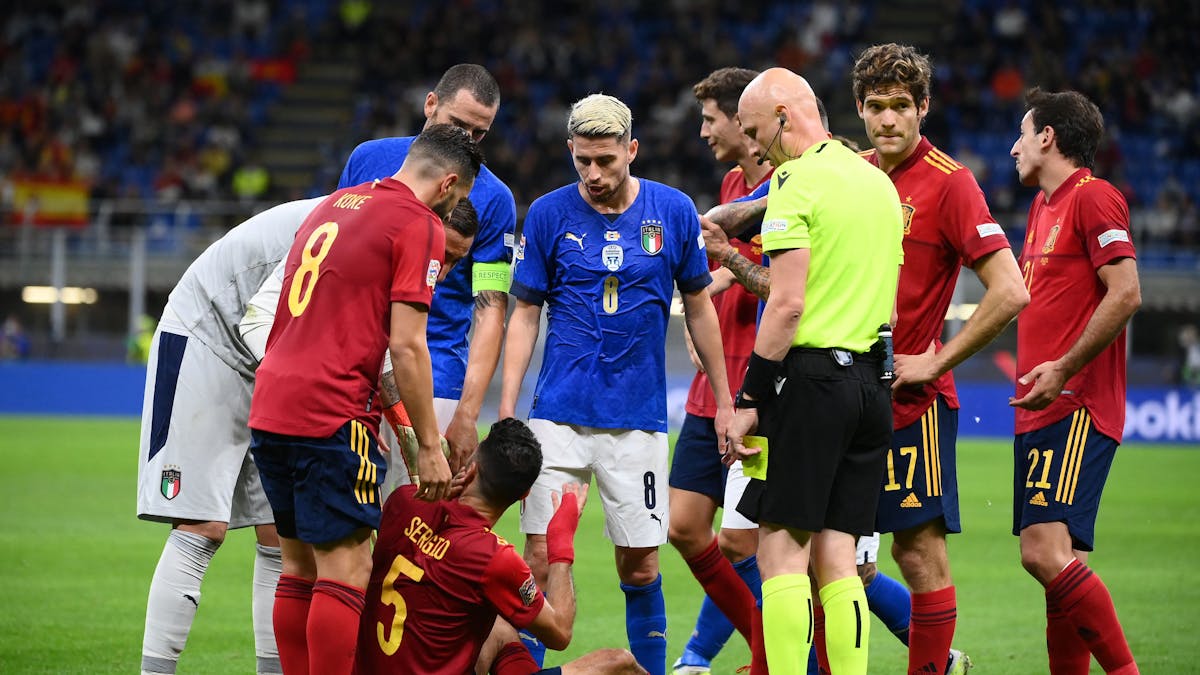 Eine Spielertraube im Spiel der Nations League zwischen Italien und Spanien.