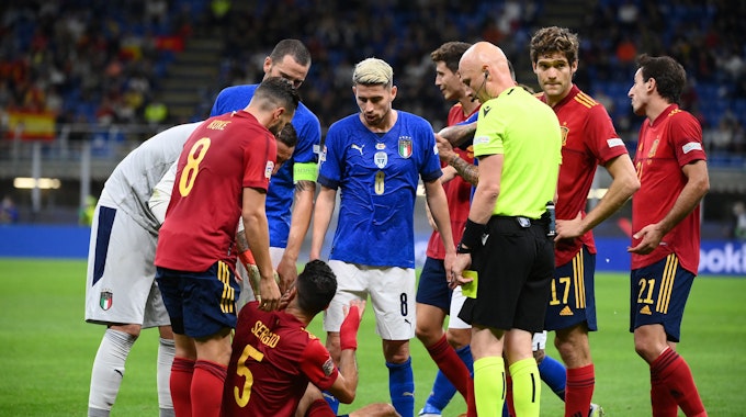 Eine Spielertraube im Spiel der Nations League zwischen Italien und Spanien.
