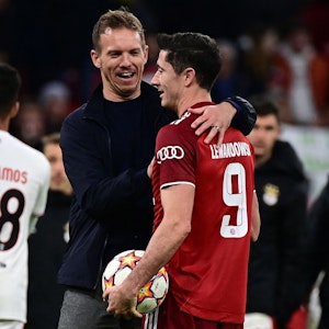 Julian Nagelsmann umarmt Robert Lewandowski nach einem Sieg des FC Bayern München
