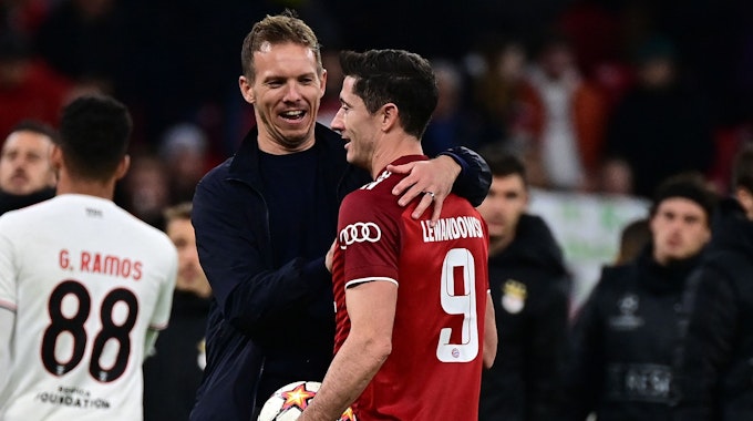 Julian Nagelsmann umarmt Robert Lewandowski nach einem Sieg des FC Bayern München