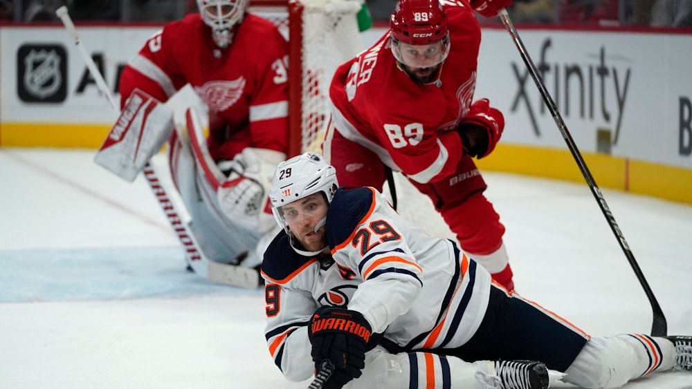 Leon Draisaitl geht beim NHL-Spiel der Edmonton Oilers zu Boden