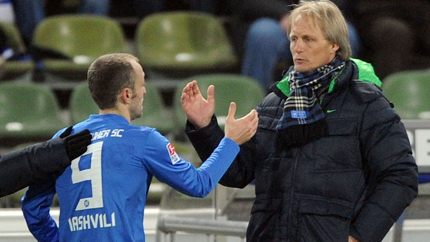 Jörn Andersen klatscht als Trainer des Karlsruher SC mit Alexander Iashvili ab.