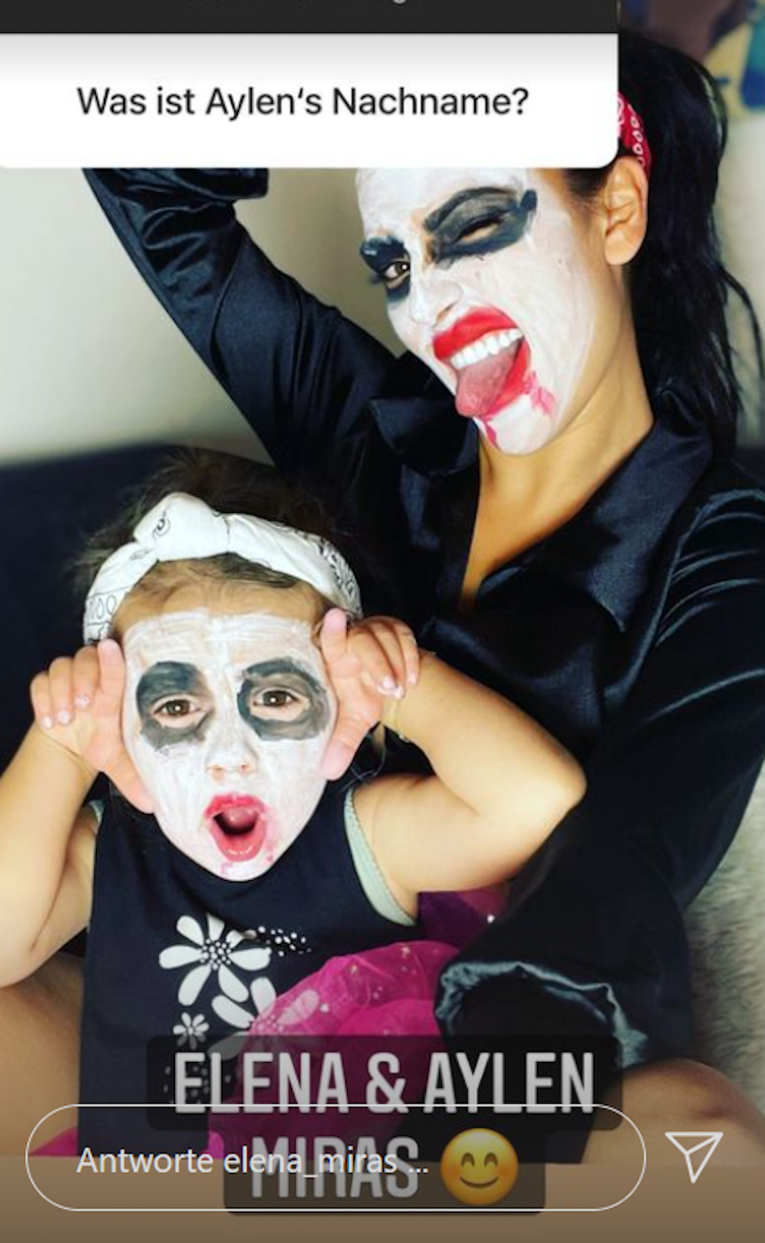Elena Miras posiert mit Tochter Aylen, mit Halloween-Schminke im Gesicht, auf einem Foto in ihrer Instagram-Story vom 09. November 2021.