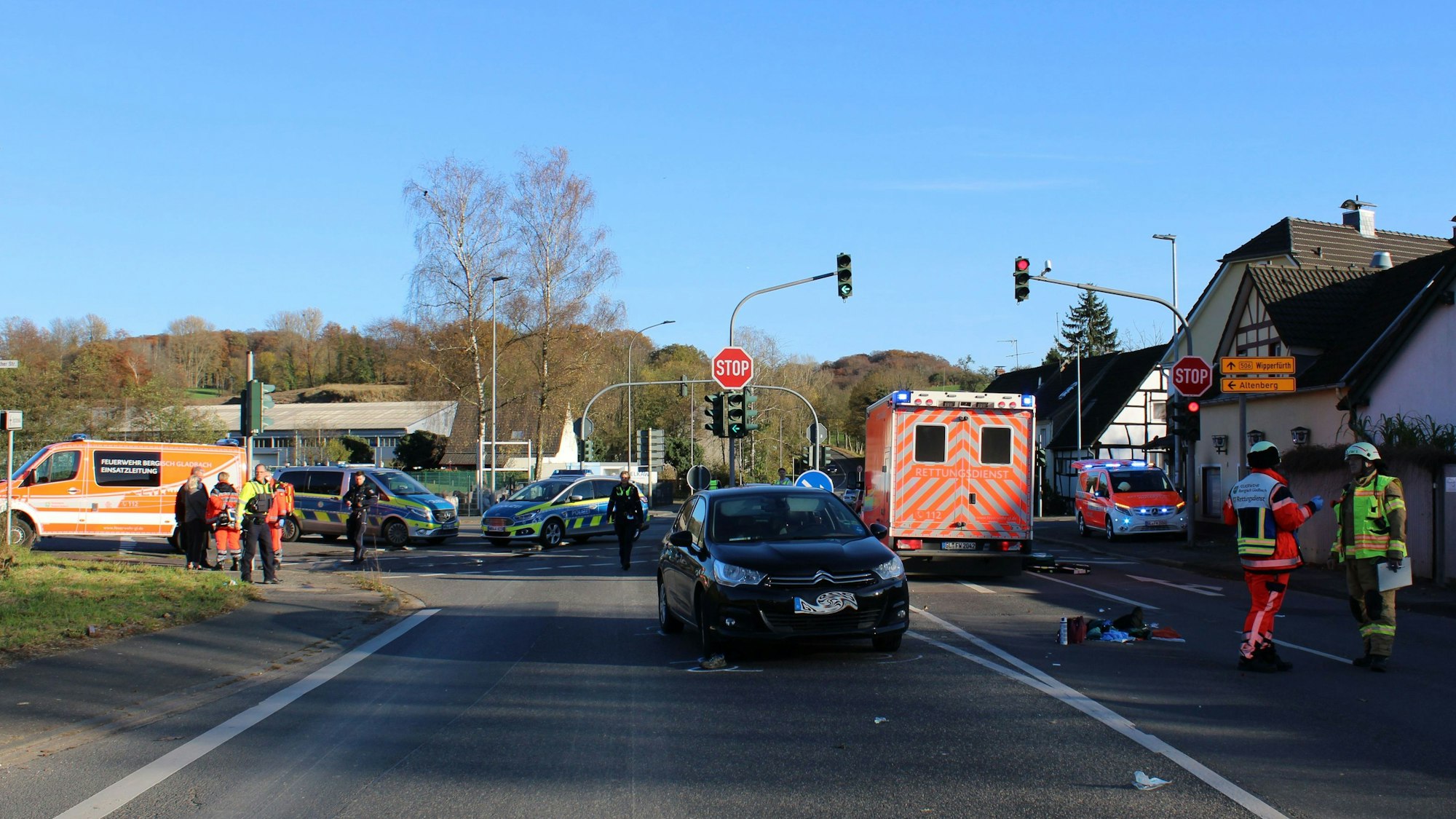 Die Unfallstelle an der Kreuzung mit Rettungswagen und Polizeiautos