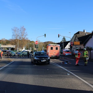 Die Unfallstelle an der Kreuzung mit Rettungswagen und Polizeiautos