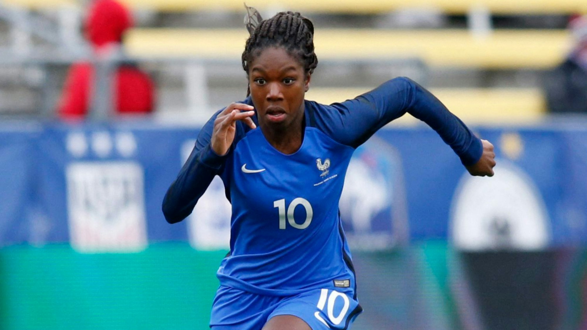 Aminata Diallo führt den Ball bei einem Länderspiel mit Frankreich am Fuß.