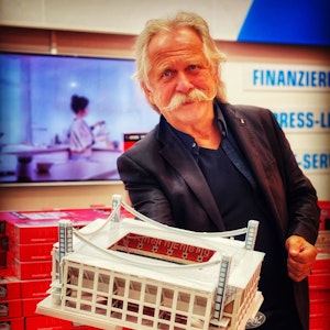 Henning Krautmacher hält eine Stadion-Miniatur hoch
