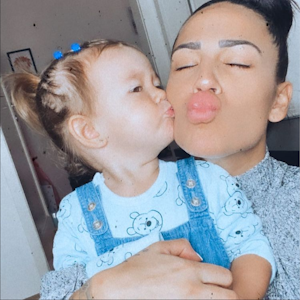 Die ehemalige „Love Island“-Kandidatin Elena Miras posiert auf einem Instagram-Foto vom 3. November 2020 mit Tochter Aylen.