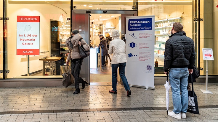 Köln: Im Untergeschoss der Neumarkt Galerie in der Kölner Innenstadt, werden von der Apotheke am Neumark FFP2-Masken verteilt.