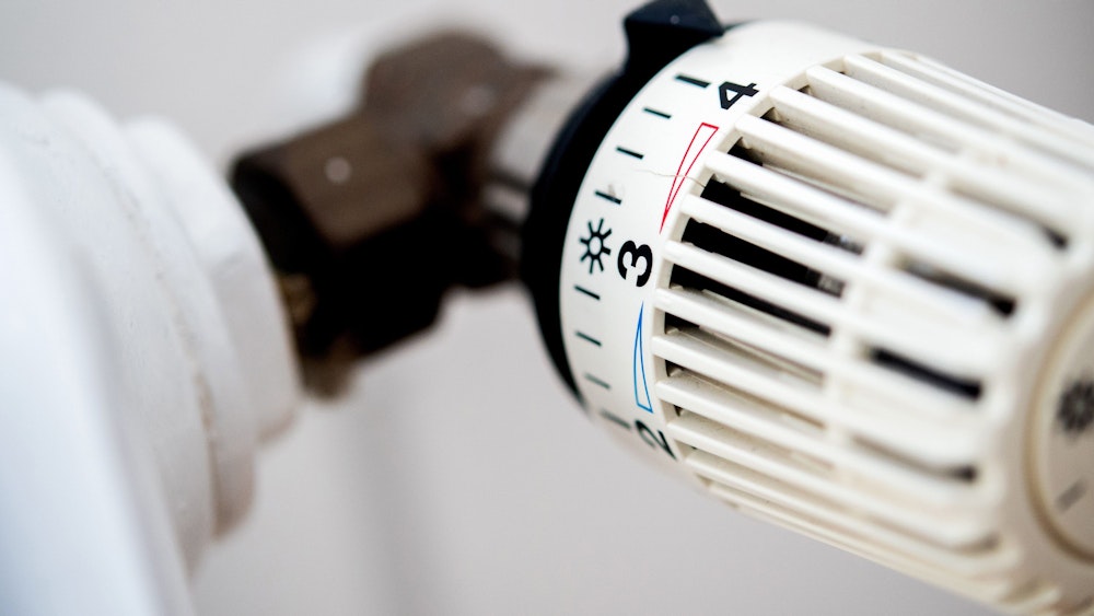 Das Thermostat einer Heizung in einer Wohnung
