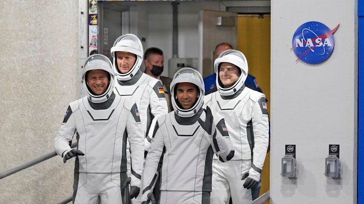 Die SpaceX ist mit der Crew an Board zur Raumstation ISS aufgebrochen. Auf dem Foto (aufgenommen am 11. November 2021) sind die Astronauten (von links) Tom Marshburn, Matthias Maurer aus Deutschland, Raja Chari und Kayla Barron zu sehen.