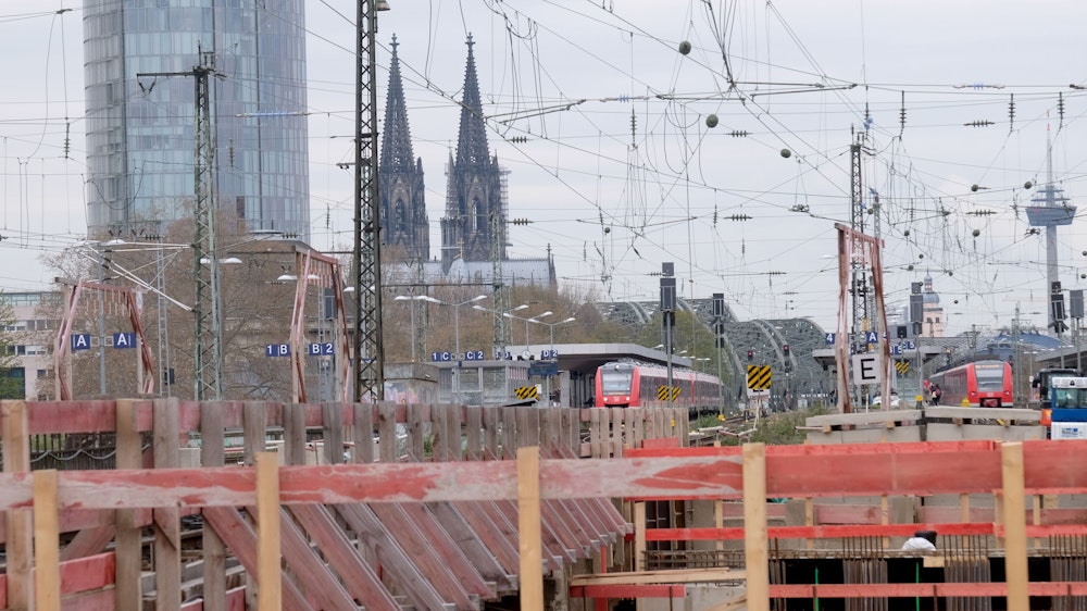 Zwei Züge stehen am Gleis: Bauarbeiten am Kölner Knotenpunkt in Deutz