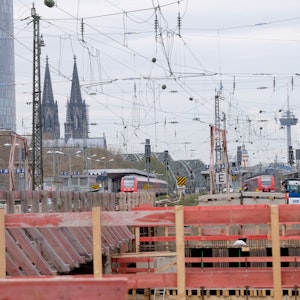 Zwei Züge stehen am Gleis: Bauarbeiten am Kölner Knotenpunkt in Deutz