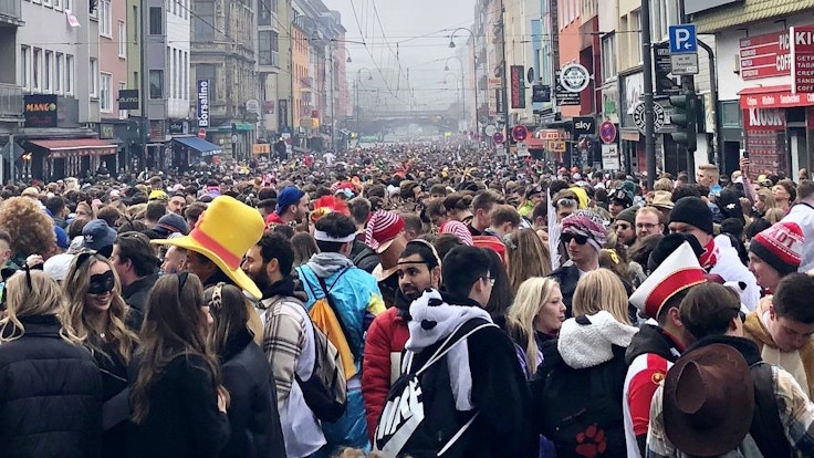 Die Zülpicher Straße ist am 11. November 2021 zum Karnevalsauftakt rappelvoll.