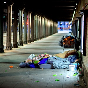 Das Symbolfoto von November 2017 zeigen die Habseligkeiten eines Obdachlosen, die in einer Unterführung in Hannover liegen.